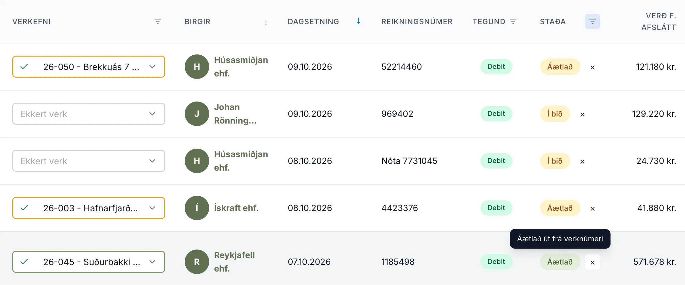 Áætlaðir reikningar í listanum. Græni ramminn sýnir tillögu út frá verknúmeri, sá guli tillögu út frá birgi eða texta.