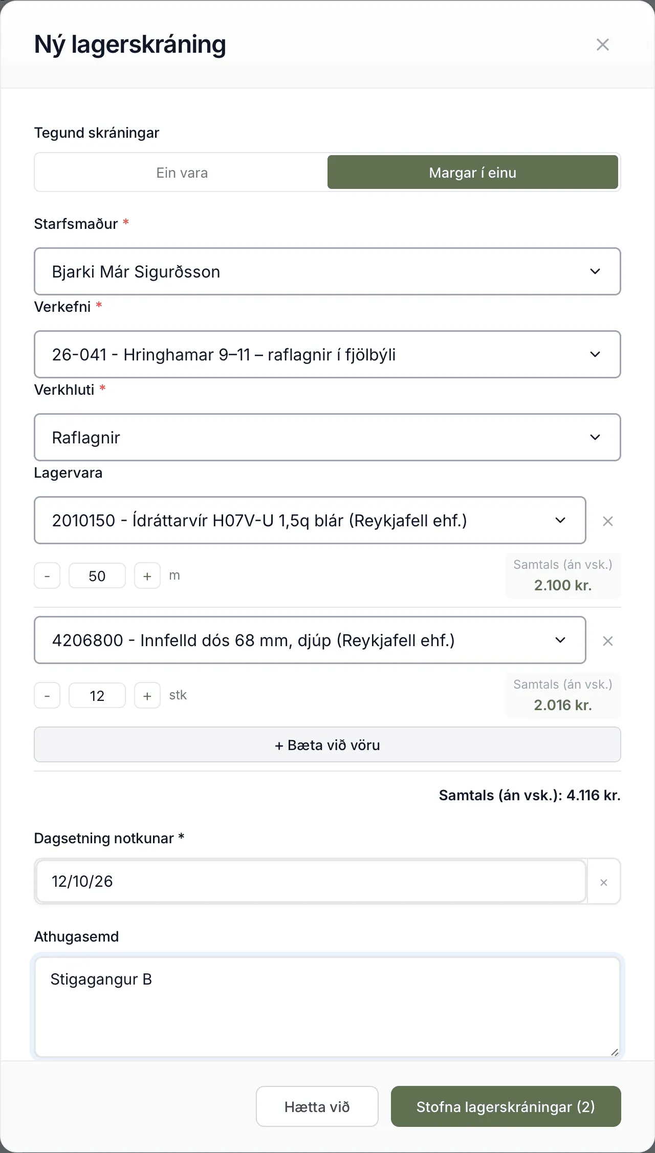 Bjarki skráir vír og dósir á Raflagnir í Hringhamri í einu lagi.