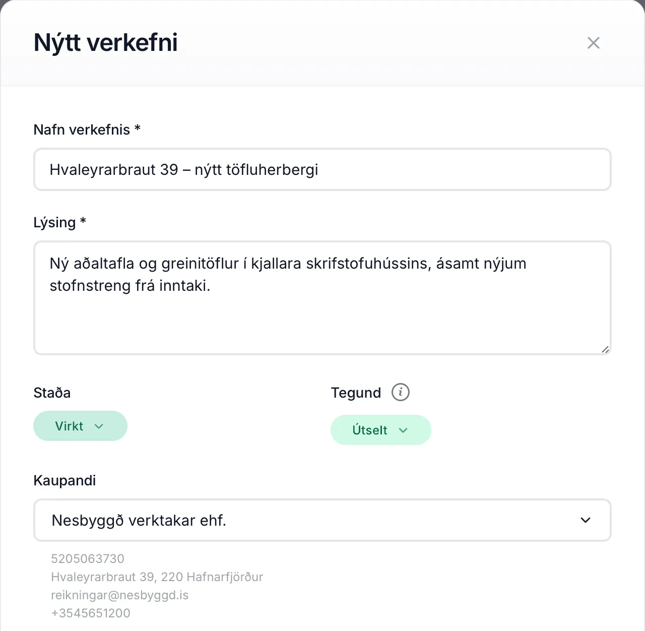 Nýtt verkefni með nafni, lýsingu og völdum kaupanda. Undir kaupandanum sjást upplýsingarnar sem eru skráðar á hann.