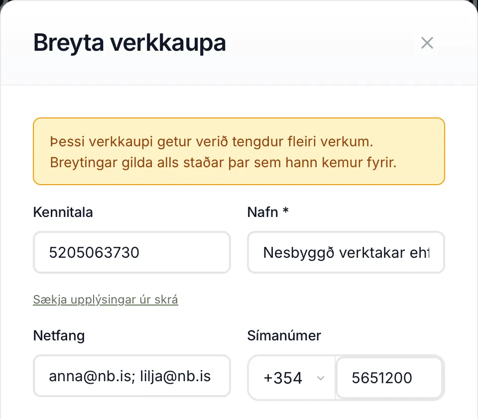Breyta verkkaupa, opnað af reikningi. Í Netfang eru tvö netföng með semíkommu á milli.